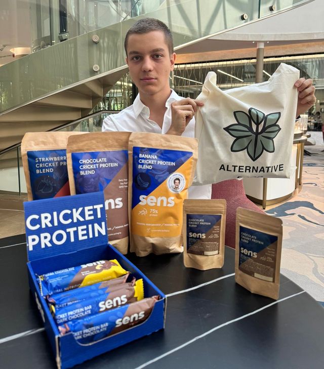 foto antreprenor roman de 20 ani investeste in faina de greieri 676160cc91b38