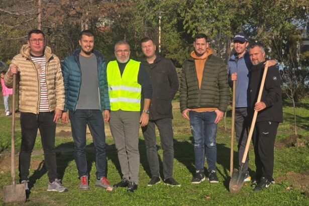 foto asociatia viitorul orasului tau continua actiunile de plantari in constanta locuitorii orasului invitati sa se implice alaturi de membrii asociatiei 674d5dc74a87a