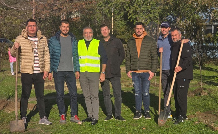 foto asociatia viitorul orasului tau continua actiunile de plantari in constanta locuitorii orasului invitati sa se implice alaturi de membrii asociatiei 674d5dc74a87a