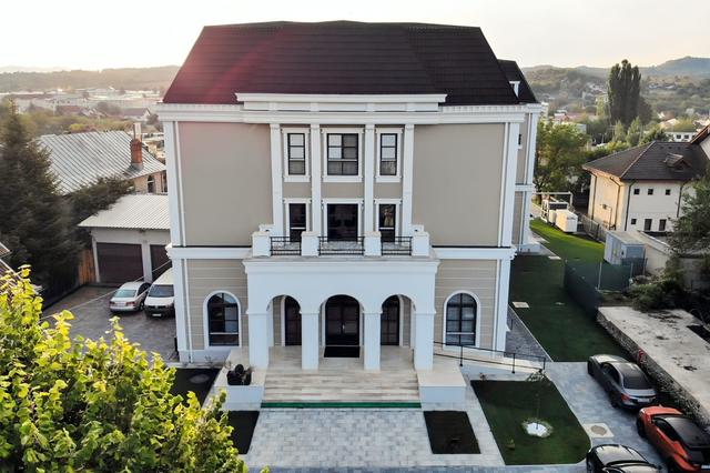 foto familia dumitrache a inaugurat un hotel in campulung muscel prima investitie de anvergura din orasul nostru in domeniul hotelier din ultimii 50 de ani 6763fbe0d4621