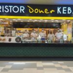 foto mustafa geihun dristor kebap acum vrei nu vrei trebuie sa incluzi automat foarte multi angajati straini clientul roman inca nu este foarte familiarizat sa fie servit la masa de un asiatic 6761fec97f6d2