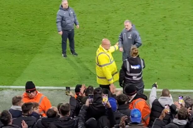 foto si video fanii lui tottenham si au pierdut rabdarea postecoglou huiduit si injurat antrenorul a mers sa i confrunte 6752a1fe90d35