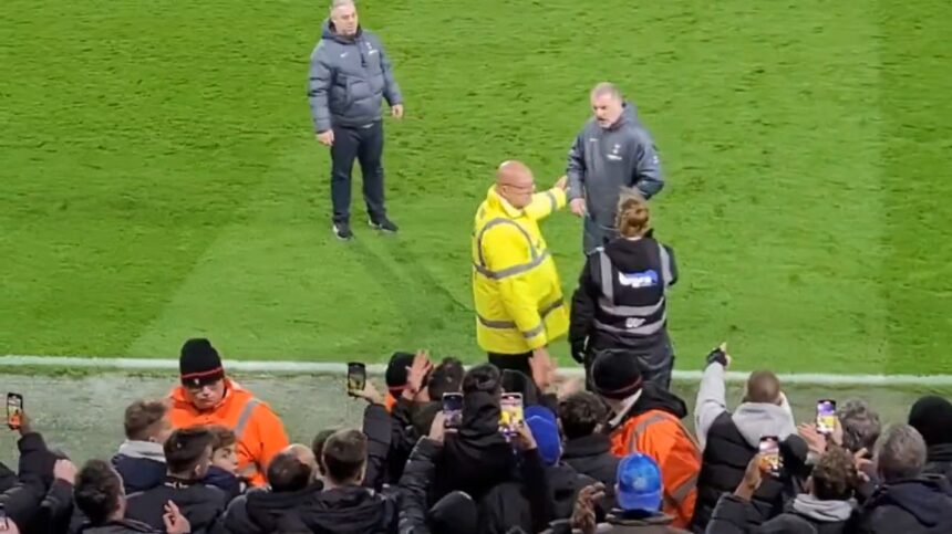 foto si video fanii lui tottenham si au pierdut rabdarea postecoglou huiduit si injurat antrenorul a mers sa i confrunte 6752a1fe90d35