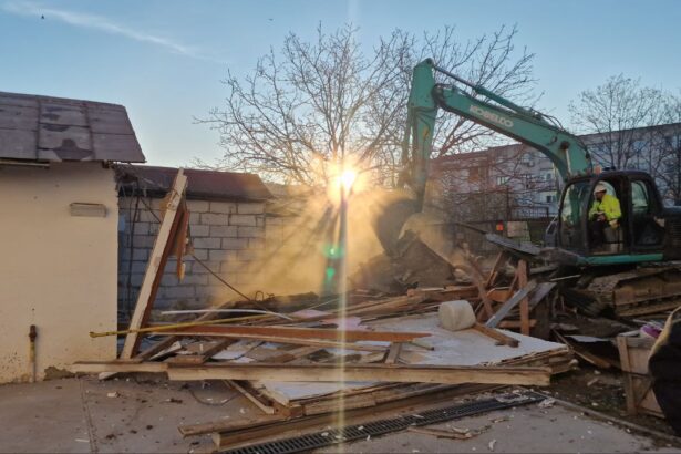 foto video a inceput demolarea capelei mortuare de pe strada stefanita voda conflicte intre autoritati si parohie 67626ff1ab089