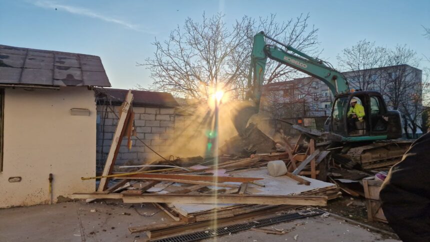 foto video a inceput demolarea capelei mortuare de pe strada stefanita voda conflicte intre autoritati si parohie 67626ff1ab089