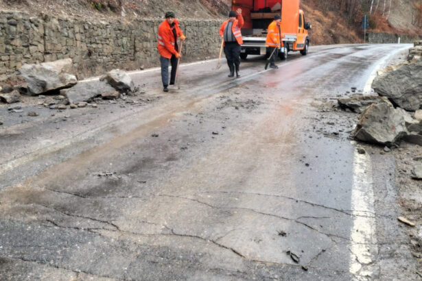 galerie foto caderi de pietre pe dn 10 care leaga buzaul de brasov ca urmare a ploilor abundente recomandari pentru soferi 6756f941895ce