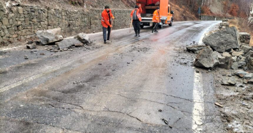 galerie foto caderi de pietre pe dn 10 care leaga buzaul de brasov ca urmare a ploilor abundente recomandari pentru soferi 6756f941895ce