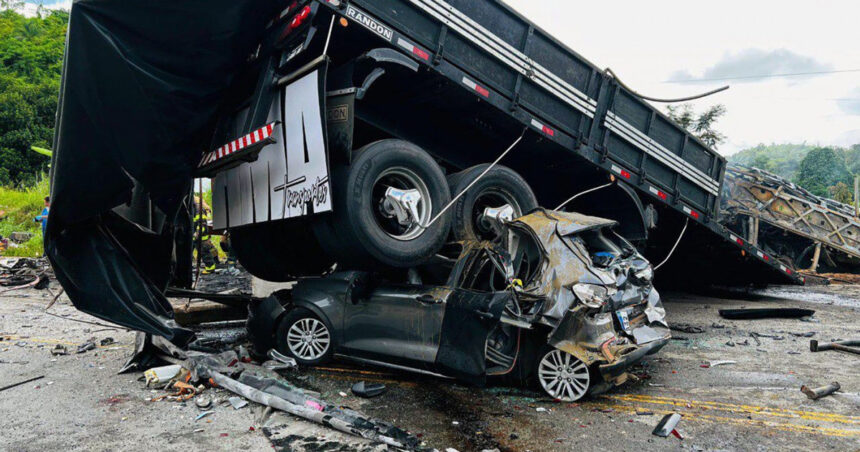 galerie foto cel mai grav accident din brazilia din ultimii 17 ani zeci de oameni au murit dupa ce un autocar a fost lovit de un camion 6767cbc6ab20c