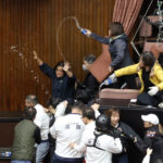 galerie foto deputatii taiwanezi au facut din nou scandal in parlament au construit baricade si s au stropit cu apa 676548d8d839b