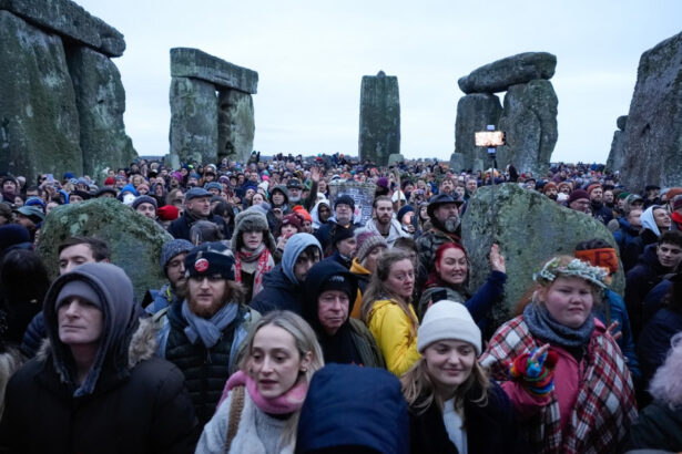 galerie foto mii de oameni au aplaudat rasaritul soarelui la stonehenge pentru a marca solstitiul de iarna cea mai scurta zi din an 6766d9623d9e8