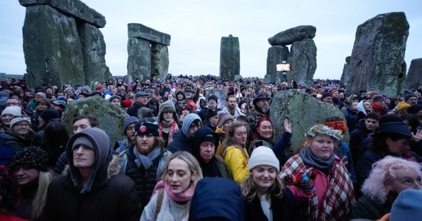 galerie foto mii de oameni au aplaudat rasaritul soarelui la stonehenge pentru a marca solstitiul de iarna cea mai scurta zi din an 6766d9623d9e8