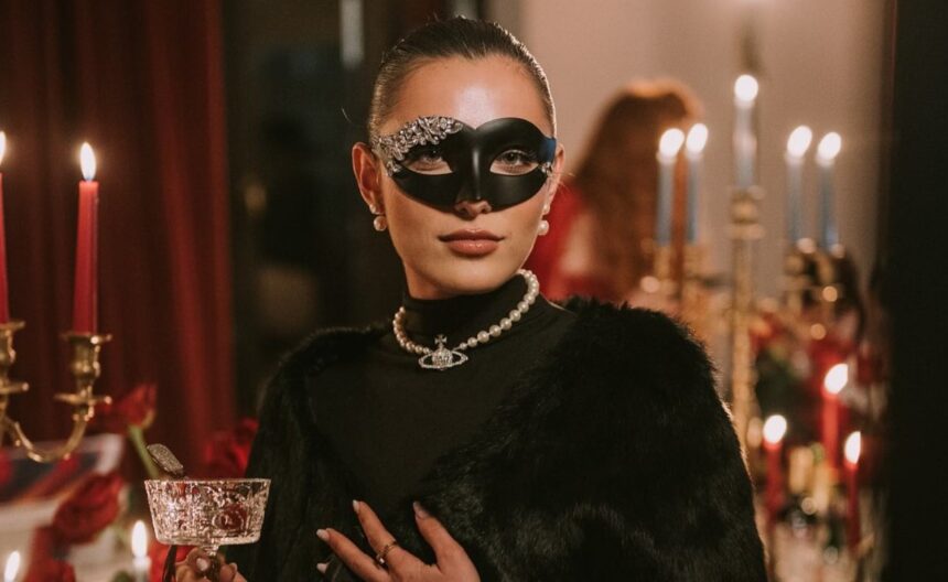 imagini cu andreea esca si alexia eram la un bal mascat prezentatoarea stirilor pro tv a purtat cea mai decoltata rochie 675709fcdaaac