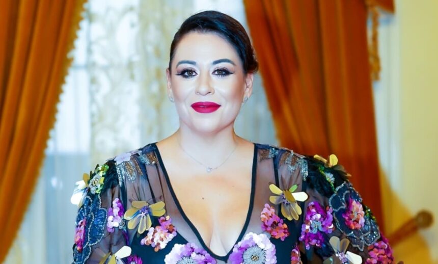 imagini cu bradul de craciun al oanei roman l a incarcat cu flori artificiale globuri si figurine mari cu reni albi 6764391ede706