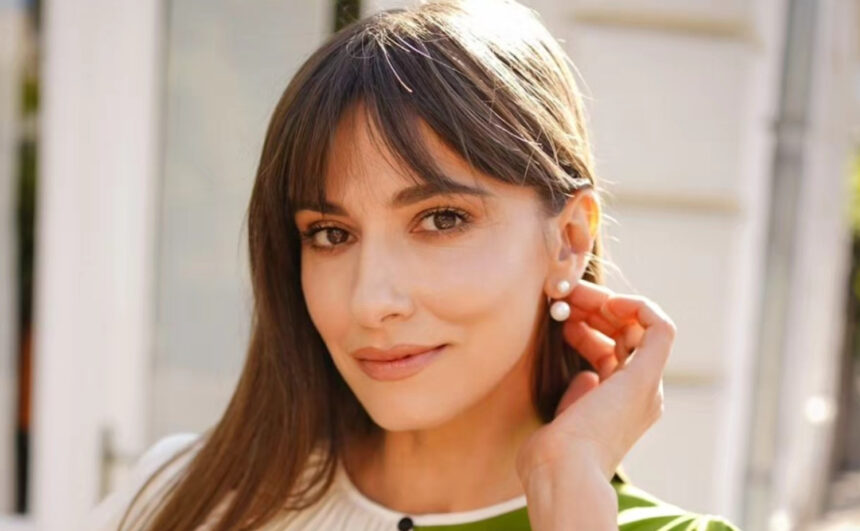 imagini din casa de la viscri a danei rogoz decorata de craciun bradul l a asezat pe masa din bucatarie iar coronita a pus o pe poarta 676a6dc5c737e