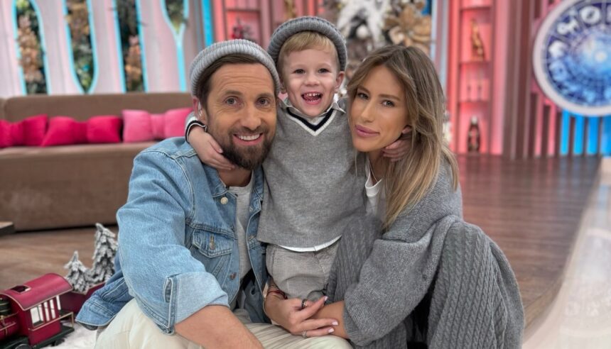 imagini din sufrageria lui dani otil decorata de craciun a impodobit bradul cu sotia gabriela si baietelul tiago care a fost costumat in spiridus 675fd3dd46262