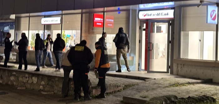 jaf armat la o banca un barbat a fugit cu o suma importanta de bani 674f350236263