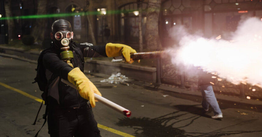 legi ca in timpul euromaidanului din ucraina protestatarii georgieni nu mai au voie cu masti si artificii la demonstratii 675c65fac4511