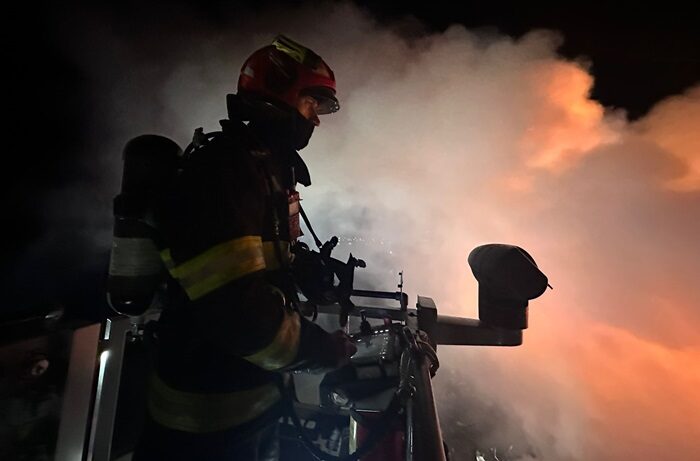 o casa din topraisar a luat foc intervin mai multe autospeciale de pompieri 675896092939b