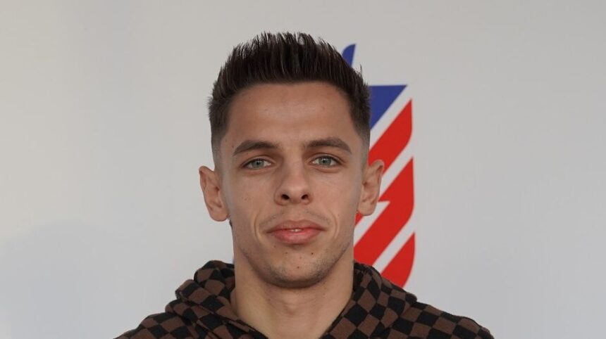 oficial alex cimpanu cedat definitiv de universitatea craiova a fost prezentat azi la noua echipa bine ai venit 6765959575e6f