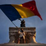 stegarul dac protesteaza pe o macara in bucuresti pentru sustinerea lui calin georgescu 6755c20441ebc