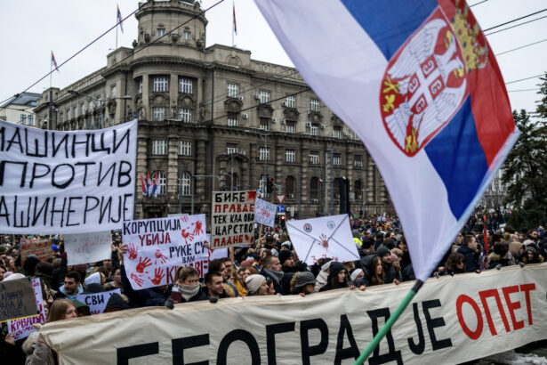 studentii din belgrad au iesit in strada pentru a protesta fata politicile lui vucic ce acuzatii ii aduc acestia 676d15d3ce568