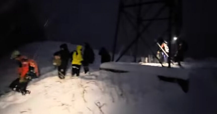 turisti blocati pe munte in bucegi s a depus zapada in cantitati mari si este pericol de avalanse 675480f7b6922