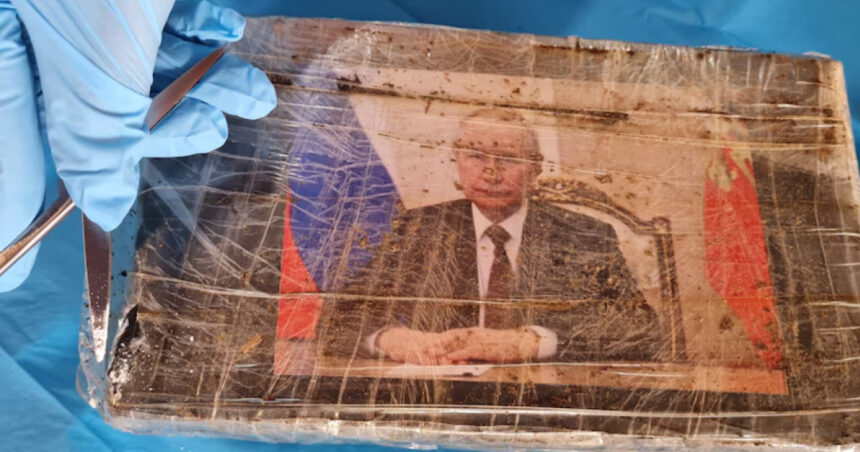 un barbat a fost prins cu pachete cu droguri de 11 milioane de dolari care aveau pe ele fotografia lui vladimir putin 675026a4e52b5