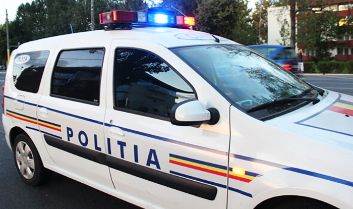 un barbat a fost salvat de politisti dupa ce a amenintat ca isi da foc pe un bazin de apa 677115da45e73