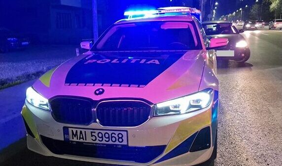 un sofer fara permis a cazut cu masina de la etajul al doilea al parcarii unui mall 6757507bcaaea