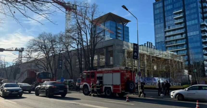 video accident grav pe un santier din capitala o placa de beton a cazut peste un utilaj in care ar fi o persoana 6762c8c24804d