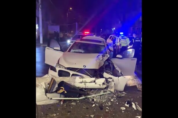 video accident incredibil un copil de 15 ani a furat masina parintilor si s a oprit intr un stalp 675f154960754