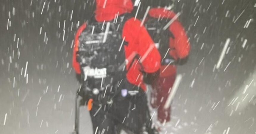 video cateva zeci de persoane surprinse de vremea rea in zona varfului leaota 20 din ele au fost salvate alte trei au fost doar reperate 675fda1e9fd83