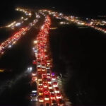 video coloane de masini au ocupat drumurile spre damasc sirienii care au scapat de regimul assad se intorc in capitala 6757045de7743