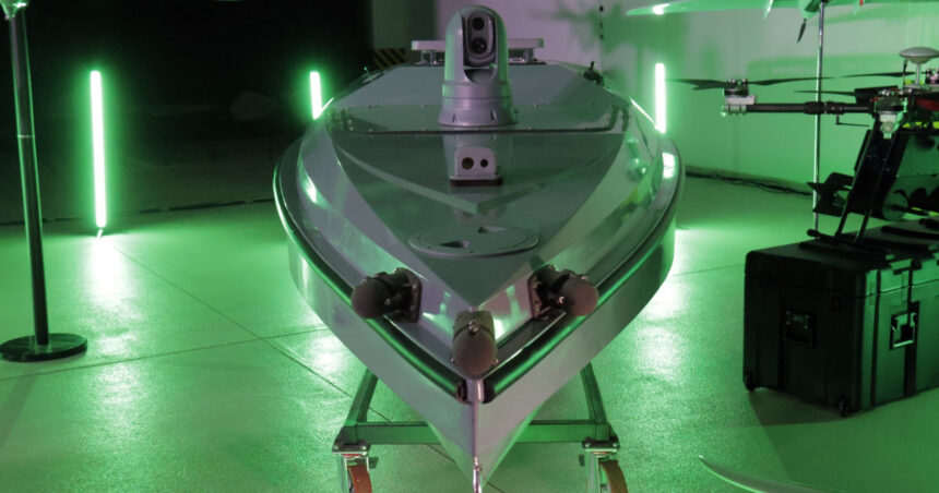 video cum si a imbunatatit ucraina flota de drone navale noile dotari includ mitraliere si drone zburatoare cu explozibil 675967fa16344