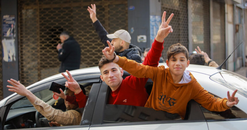 video imagini din interiorul palatului prezidential din damasc rebelii si au facut selfie sau au plecat acasa cu piese de mobilier 6755d2ed4f854