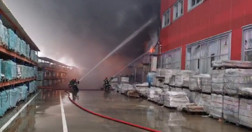 video incendiu la o fabrica de materiale de constructii din craiova autoritatile au emis o avertizare ro alert 6757f65b36d6f