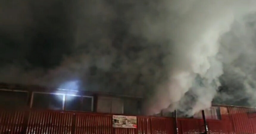 video incendiu la o hala din slatina flacarile au distrus acoperisul pe o arie de 100 de metri patrati care este cauza probabila 675e63c2ab179