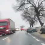 video incredibil un sofer atent la un accident rutier a lovit o masina in trafic 6755f67adfcc8