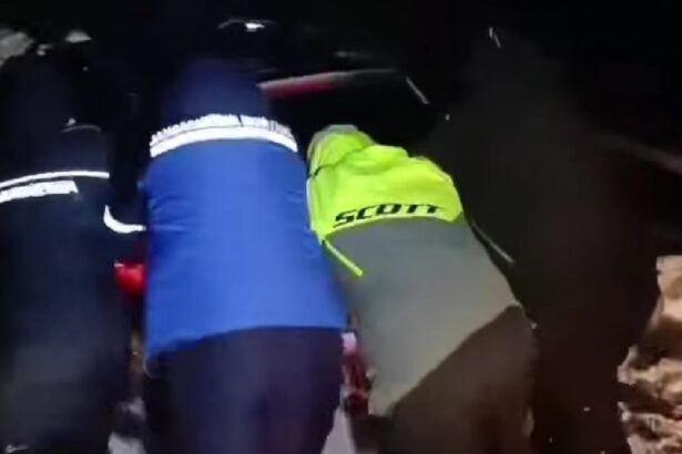 video jandarmii din alba au deblocat din nameti o masina in care se aflau doi adulti si un copil de 2 ani 675fc6d3796f6