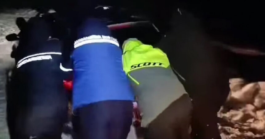 video jandarmii din alba au deblocat din nameti o masina in care se aflau doi adulti si un copil de 2 ani 675fc6d3796f6