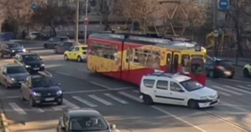 video momentul in care un sofer din iasi vireaza la stanga si este lovit in plin de tramvai 675c5b48ac3cb