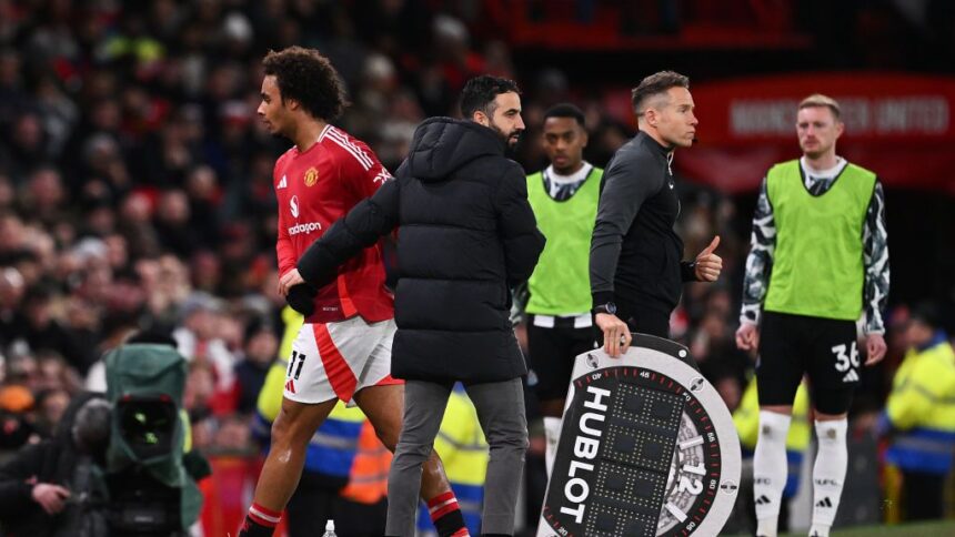 video se intampla si in premier league starul lui manchester united a fost scos de pe teren in minutul 33 huiduit de fani 677315752a887