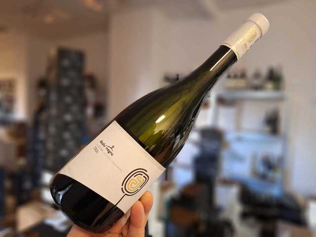 vinul zilei un cupaj alb savuros disponibil in editie limitata obtinut din feteasca alba feteasca regala si feteasca neagra creat in transilvania de darius pripon 675d2fc442bd0