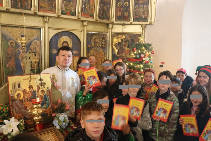 voluntarii asociatiei suflete deschise au ajuns cu daruri la familii nevoiase din judetul constanta dar si la batranii de la centrul de ingrijiri si asistenta poarta alba 6754186d3aee9