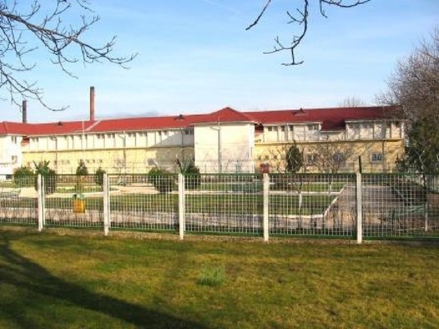 zeci de angajati ai penitenciarului poarta alba protest fata de masurile din ordonanta trenulet ei sustin ca pierderile salariale vor fi de cel putin doua mii de lei 67725cba1f895