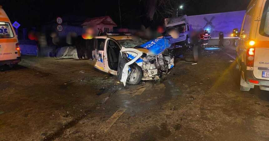 accident in care au fost implicate o masina de politie si un tir trei persoane ranite transportate la spital 6785720f14e38
