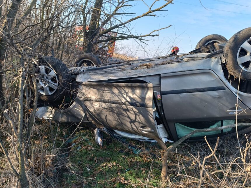 accident la iesire din ion corvin un autoturism s a rasturnat 6777e91e2abae