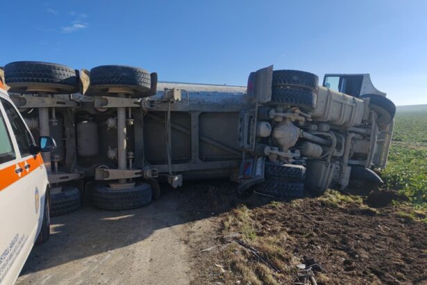 accident rutier grav langa penitenciarul poarta alba un tir s a rasturnat si o persoana este incarcerata 678f8f19a4a26