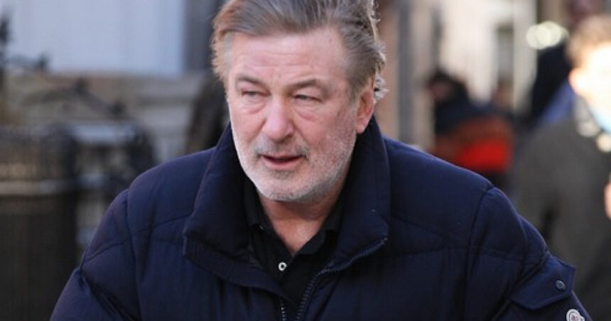 alec baldwin a dat in judecata procurorii care l au anchetat pentru moartea halynei hutchins ii acuza ca au ascuns probe din dosar 67811b198c467