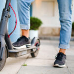 amenzi de pana la 500 de euro pentru cei care conduc trotinete electrice pe trotuar sau fara casca in barcelona 6778fd844eb04